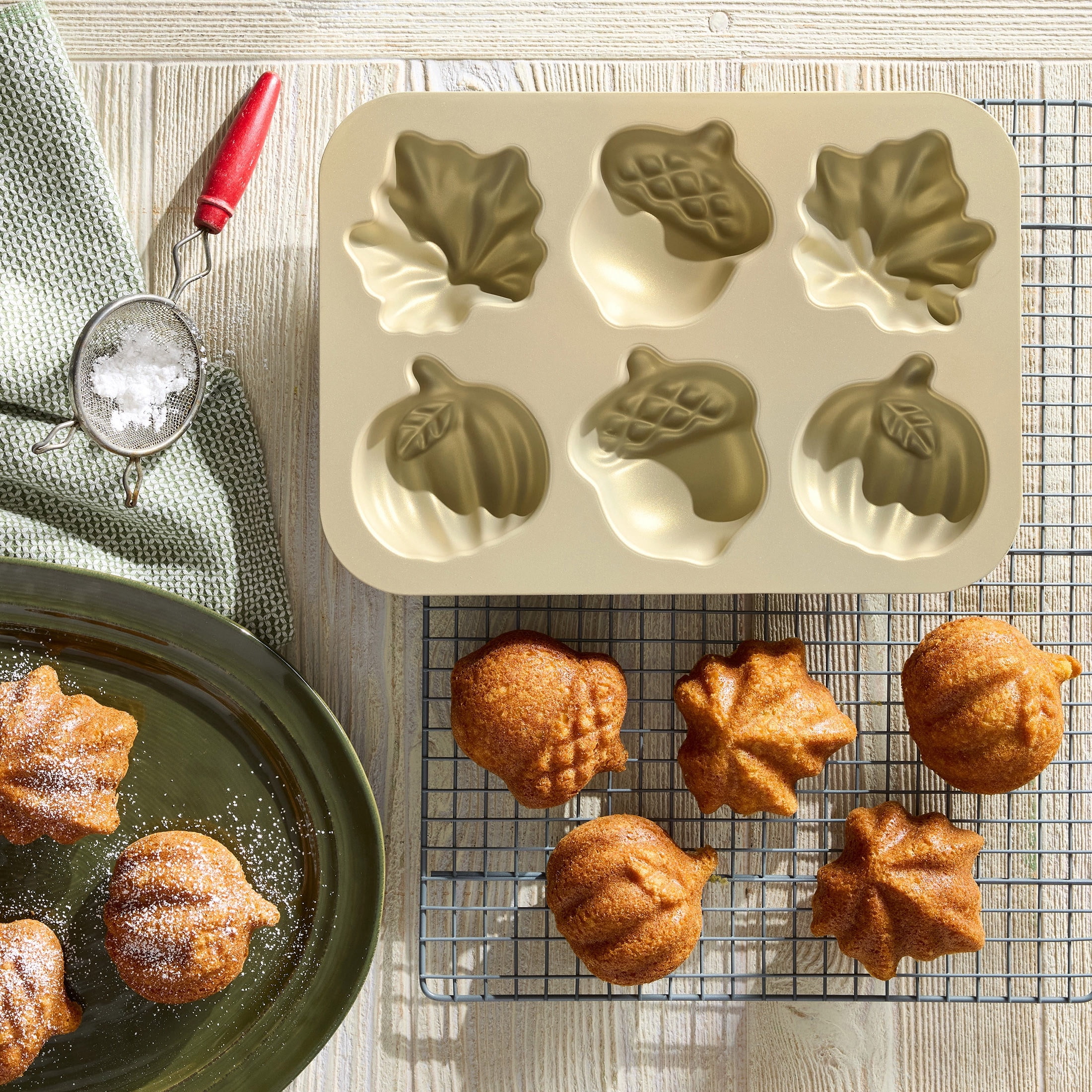 Better Homes & Gardens 12 in x 8 in Nonstick Cast Aluminum Fall Cakelet Pan with 6 Fall-Shaped Molds