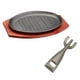 thumbnail image 1 of Plancha de hierro fundido con base de madera para servir carne, uso doméstico 30cm x 18cm x 3cm, 1 of 9
