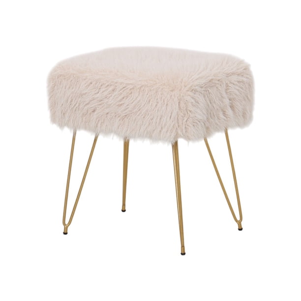 Ilios Innova | Taburete de tela tipo peluche color beige con patas metálicas doradas, asiento acolchado decorativo estilo glam minimalista para sala o recámara.