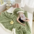 thumbnail image 2 of Manta de franela de coral para sofá, siesta, chal de oficina, manta romántica, manta peluda cálida y acogedora para invierno, cojín grueso e impermeable, 2 of 5