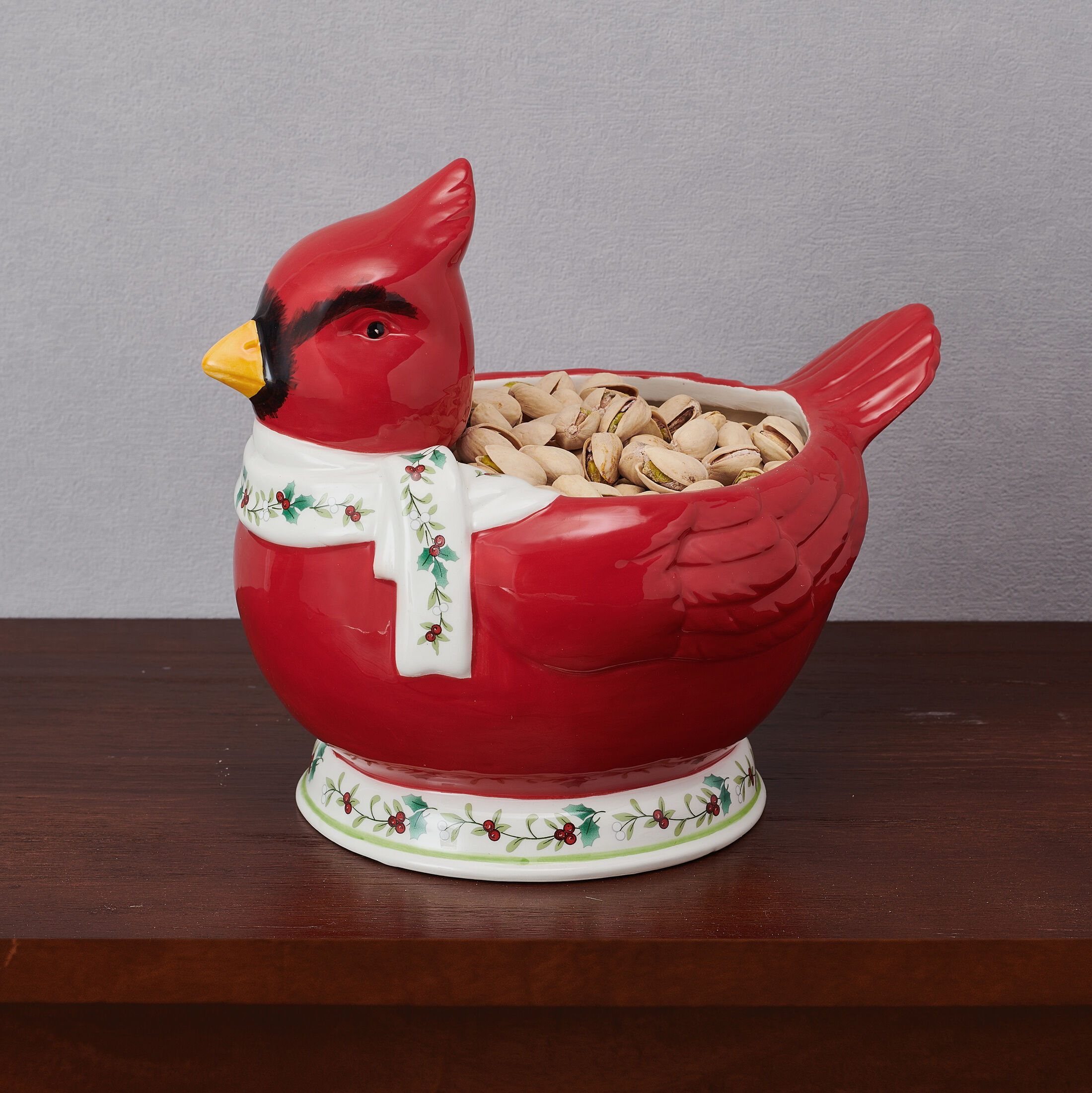Pfaltzgraff Winterberry Dolomite 45 oz Cardinal Treat Bowl