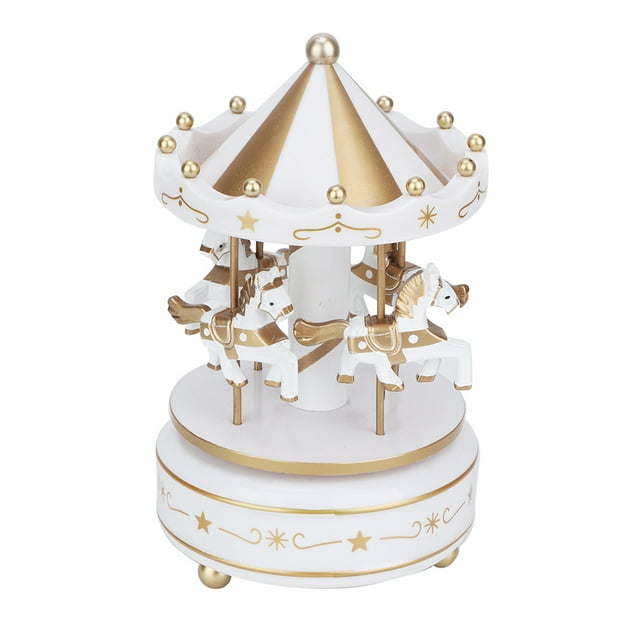 caja de música con diseño de carrusel, regalo de carrusel de música merry go round, caja de música con diseño de carrusel impulsada por el rendimiento caja de música infantil blanco y dorado, vista frontal centrada con techo cónico a rayas blancas y doradas; cuatro caballos blancos en postes dorados giran sobre base redonda blanca con detalles dorados, cuerpo pintado, tamaño aprox. 18 x 10.8 cm, funciona con 1 pila CR1632 incluida; ideal como adorno para cuarto de niñas, boda o mesa de celebración.