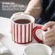 thumbnail image 4 of Ounissouiy Taza de agua de cerámica con patrón de rayas, taza de café con leche con asa, vasos para bebidas, botella para el hogar, dormitorio interior Utensilios de cocina Azul blanco Ounissouiy HA081898-03, 4 of 6