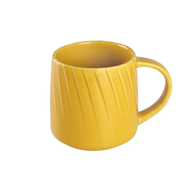 Taza de cerámica sencilla for café, estilo retro, for el desayuno en casa.