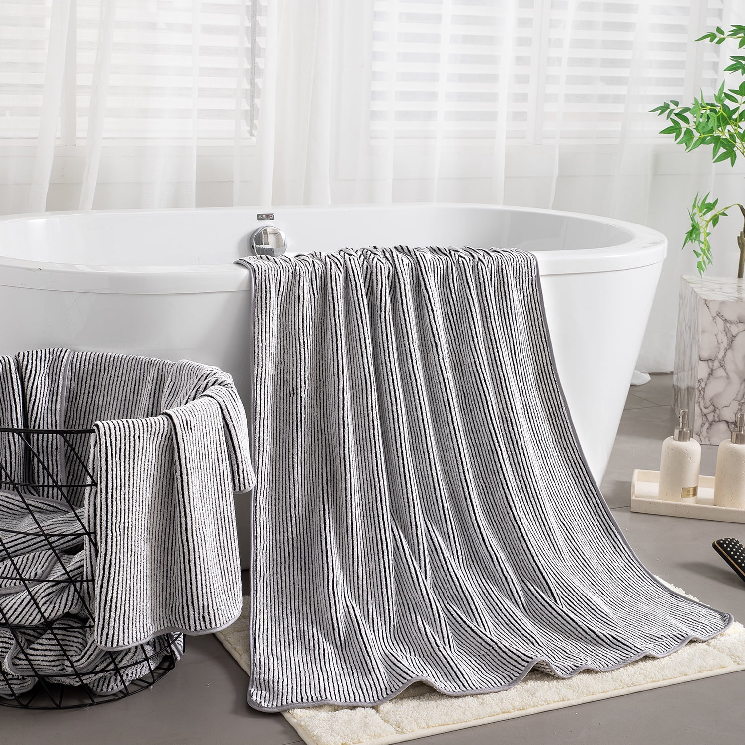 Smuge 8 Piece Extra Large Bath Towel Sets, 2 Large Bath Towels , 2 Hand Towels, 4 Washcloths, Soft Microfiber, Quick Dry, Highly Absorbent Oversized Bath Towels for Bathroom Kitchen Spa(Black White)