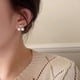 thumbnail image 1 of Pendientes de flores de perlas francesas con diseño de nicho bajo la luna, bonitos pendientes retro con aguja plateada para mujer, construcción duradera, 1 of 5