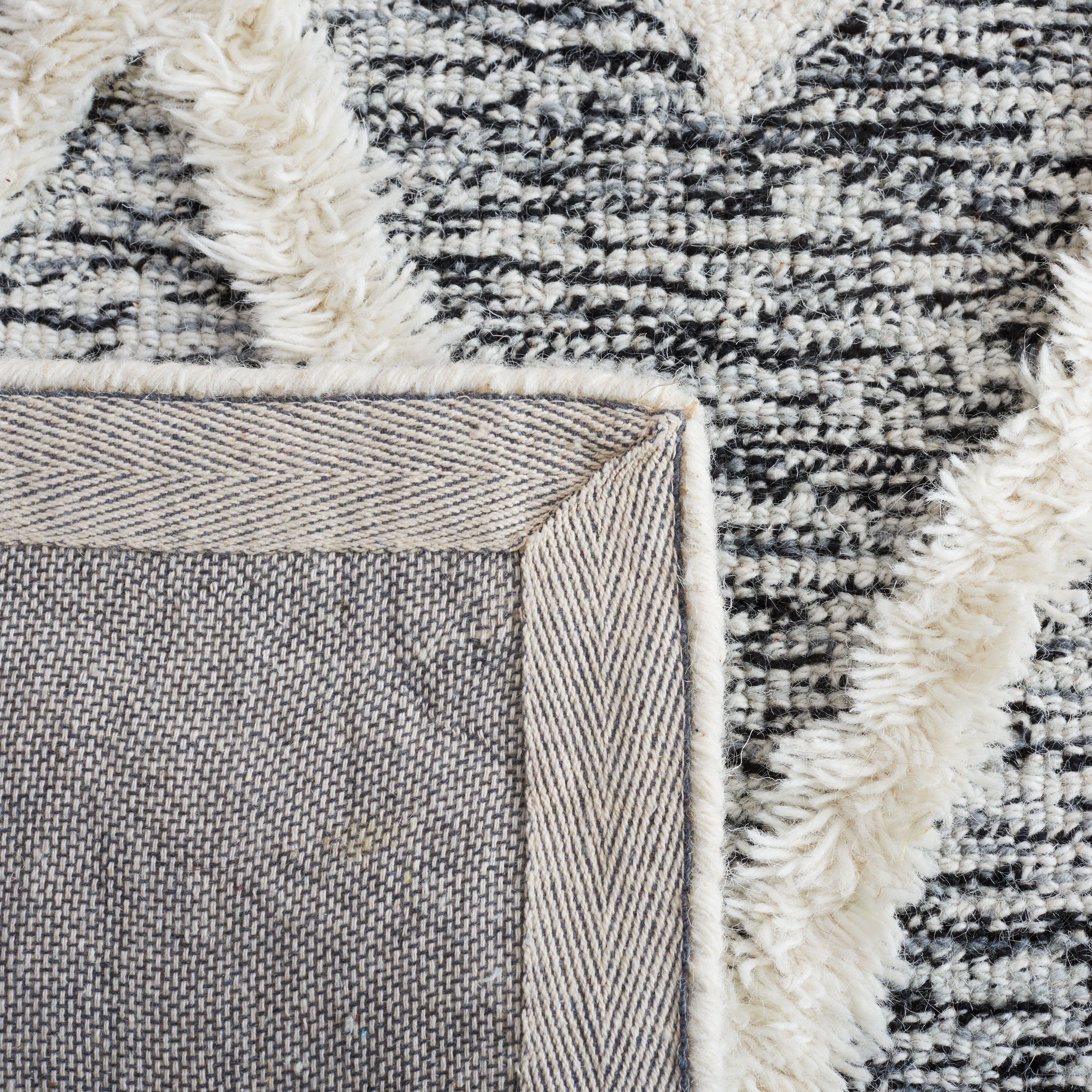 SAFAVIEH Casablanca Cara Diamond Area Rug, Black/Ivory, 6' x 6' Round