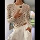thumbnail image 4 of Camisa de Larga Ajustada con Lunares y Cuello Redondo para Mujer, Color Crema, Talla S, 4 of 9