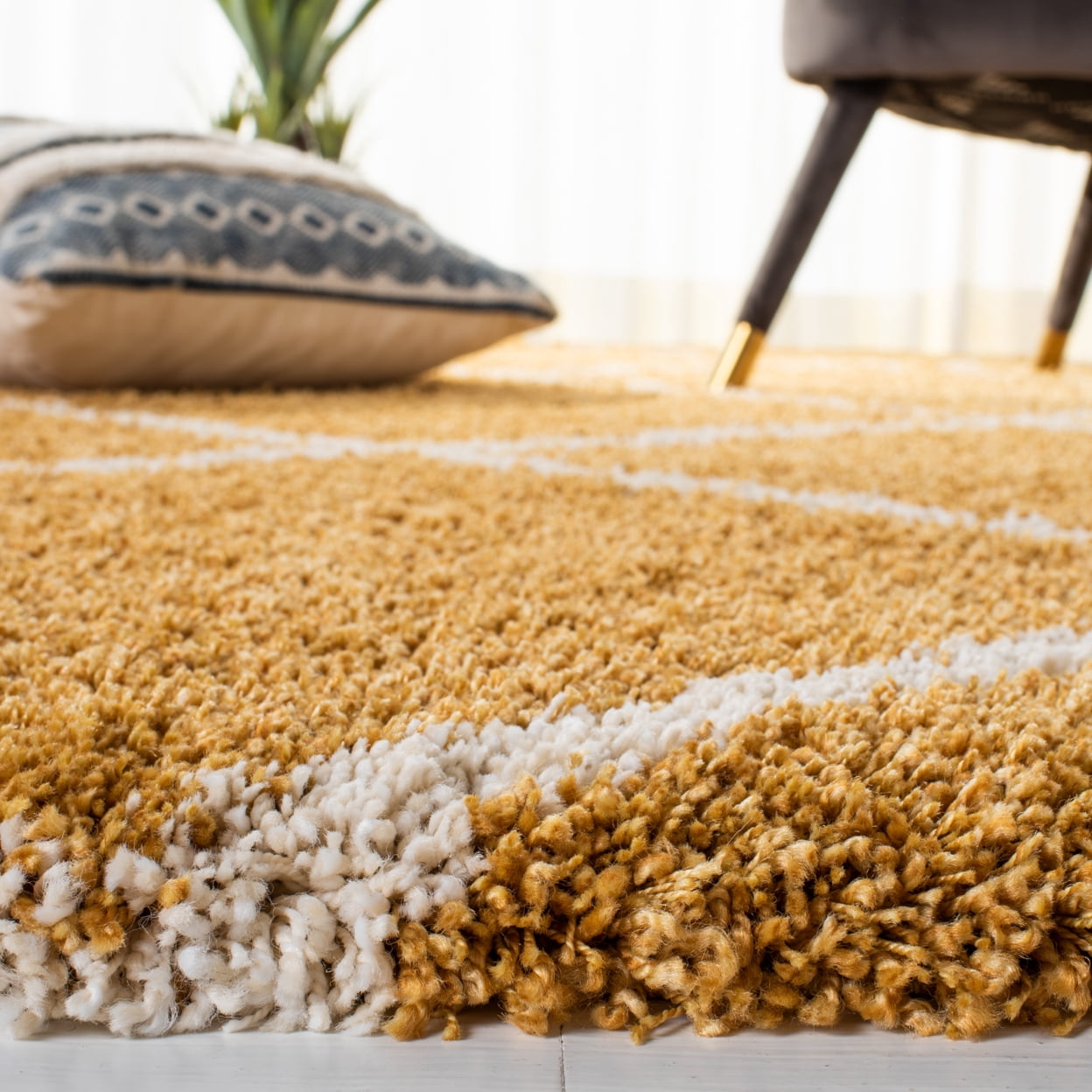 SAFAVIEH Hudson Amias Plush Geometric Shag Area Rug, Gold/Ivory, 5'1" x 7'6"