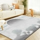 thumbnail image 3 of La Alfombra de La Sala de Estar Es Geométricamente Buena para Uso Doméstico. El Dormitorio Está Cubierto con Tapetes y La Alfombra de La Mesita de Noche Se Usa Como Tapete., 3 of 4