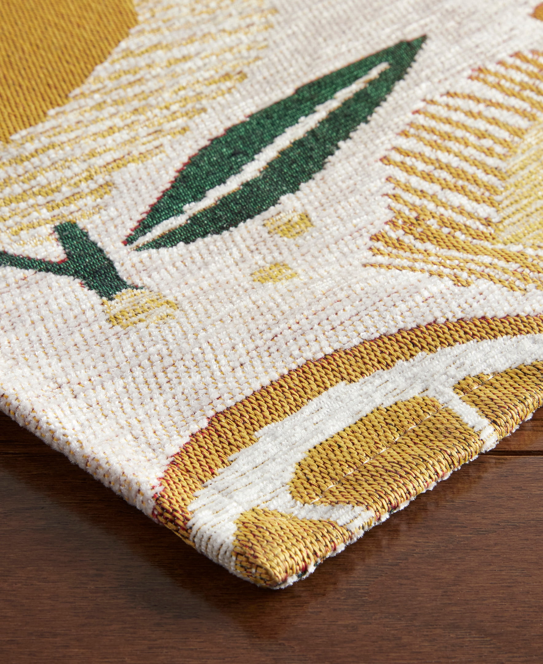 TOWN & COUNTRY LUXE Livie Fresh Lemon Everwash® Washable Multi-Use Decorative Rug, Kitchen Rug, Low-Profile Door Mat, Bedroom Rug and Dorm Room Rug with Non-Slip Backing, Cream, 24"x40"