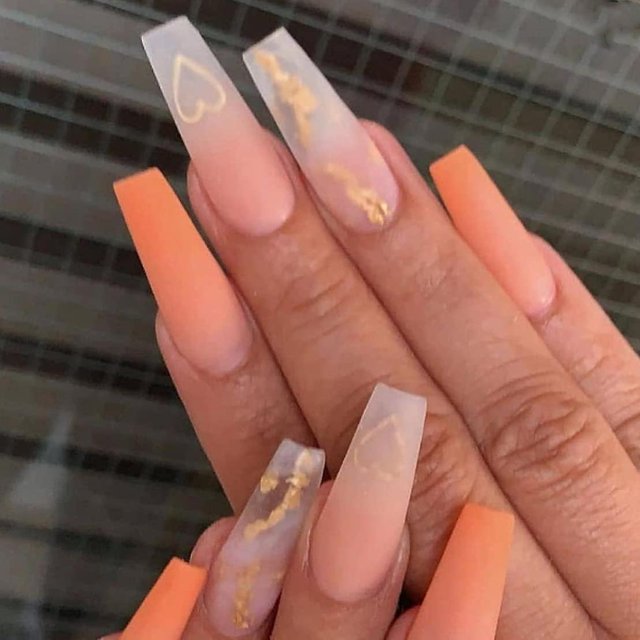 Uñas postizas largas YONGSHENG de color naranja 24 piezas con diseño de corazón
