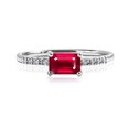 thumbnail image 1 of JeenMata Anillo de Compromiso Solitario con Rubí de Talla Esmeralda (Piedra Natal de Julio) en Oro Blanco de 18 K sobre Plata, 1 of 6