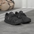 thumbnail image 2 of Zapatillas On Cloud 5 para hombre, todas negras, talla 11, talla mediana EE. UU., 2 of 6