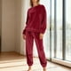 thumbnail image 1 of Conjunto de pijama de terciopelo grueso y cálido para mujer, con cuello redondo, estampado y pantalones de poliéster para invierno., 1 of 5