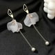 thumbnail image 1 of Pendientes colgantes de flores acrílicas de tendencia de moda Pendientes colgantes de acrílico para mujer Borla de aleación ---- A04 - Código de producto 70883 A04, 1 of 4