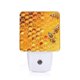 thumbnail image 1 of Balery Bees on Hive Honeycomb Luz Nocturna LED con Sensor Automático, Enchufe con Sensor Crepuscular, Luz Suave de 0.5W para Dormitorio, Pasillo, Baño-US, 1 of 7