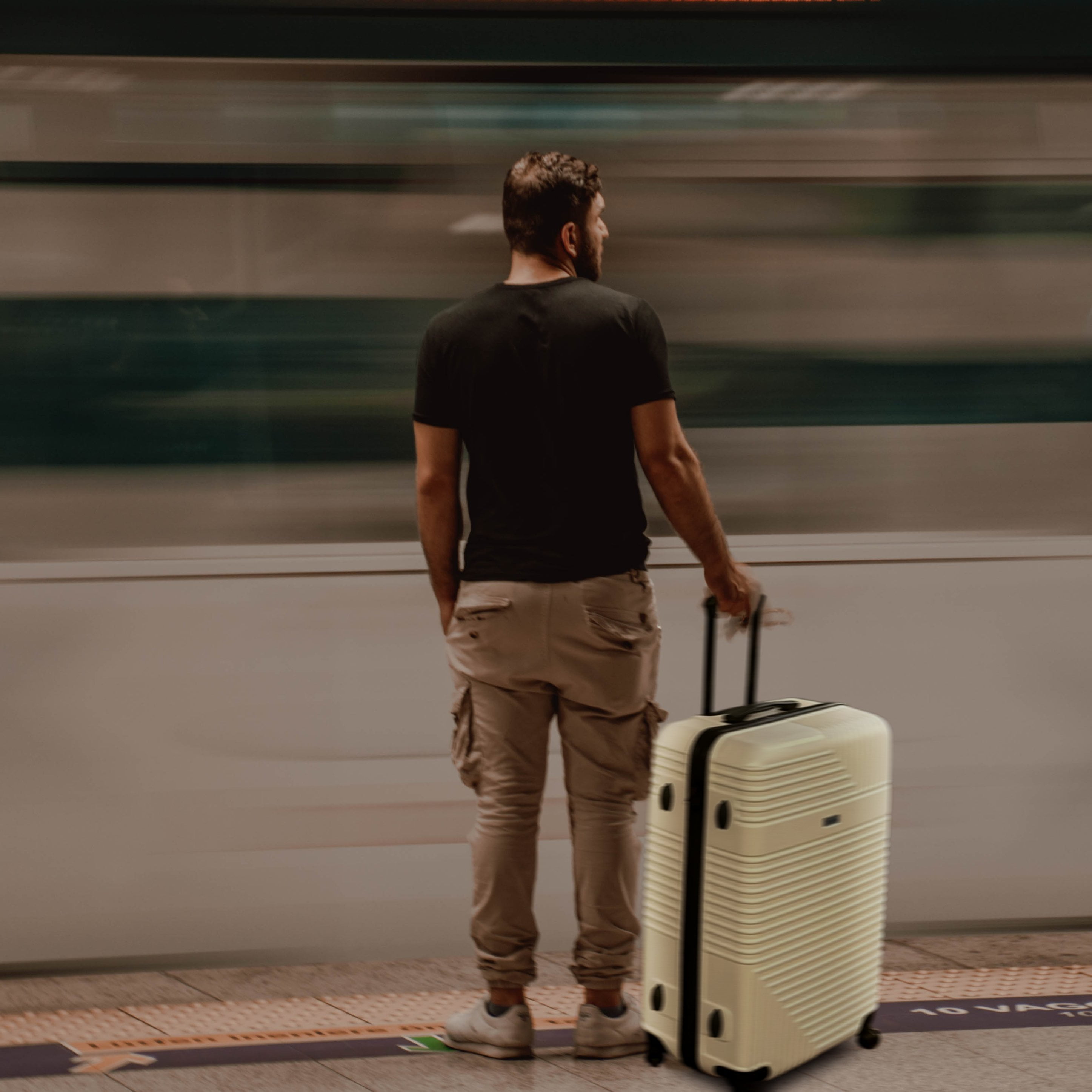 InUSA Resilience 24" Hardside Lightweight Luggage with Spinner Wheels, Handle, and Trolley, Sand