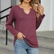 thumbnail image 4 of Blusa informal de manga larga y cuello en V para mujer: top de poliéster de color liso, estilo informal y moderno, tallas S-XXL para llevar a diario en otoño., 4 of 8