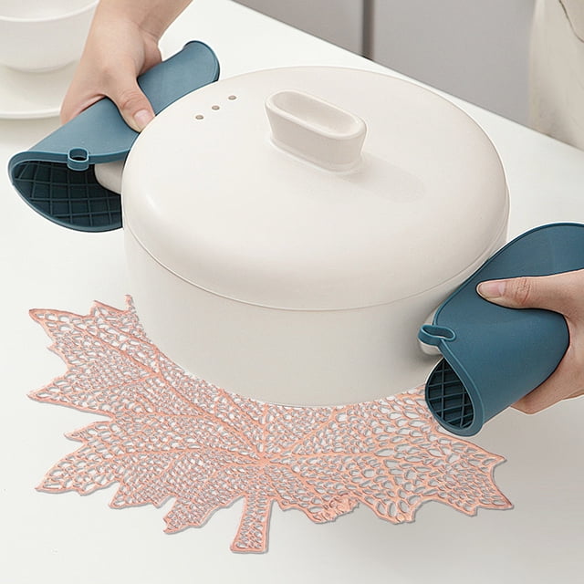 YIMWNYI Hollow PVC Maple Leaf Placemat, Oil Proof Insulation Pad for Dining, Decorative Table Accessory, Easy to Clean and Maintain, Versatile Tabletop Protection
