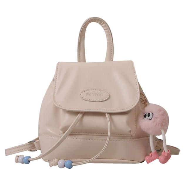 mochila yuyangstore elegante ligera divertida bolsa de viaje verano blanco mochila de cuero PU minimalista para estudiantes, vista frontal centrada de tamaño compacto 24.5 x 18 x 8.5 cm con solapa y cordón de cierre, asa superior y correas ajustables, cuentas decorativas en los cordones y colgante peluche rosa; fondo neutro. Su tamaño compacto la hace adecuada también como bolsa organizadora para trabajo o escuela.