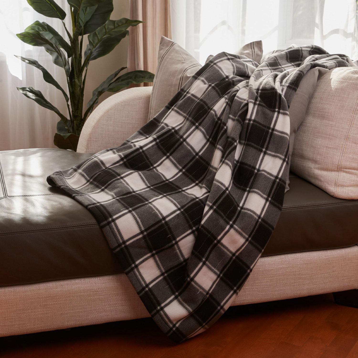 Sunbeam Fleece Electric Heated Throw, White Buffalo Plaid, 4 Heat Settings, 4-Hour Auto Shut-Off, Cozy Warmth, 50" x 60", Heated throw, 50" x 60"