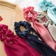 thumbnail image 5 of Qarigey Diadema elástica de estilo retro de tela para un aspecto de trabajo o fuera de servicio que combina con todas las tendencias Textura Ropa, zapatos y accesorios Miscelánea Rosa, 5 of 6