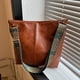 thumbnail image 3 of Bolso bandolera tipo hobo para mujer, de piel sintética vegana, color marrón, elegante, con correa ancha para guitarra y cremallera., 3 of 9