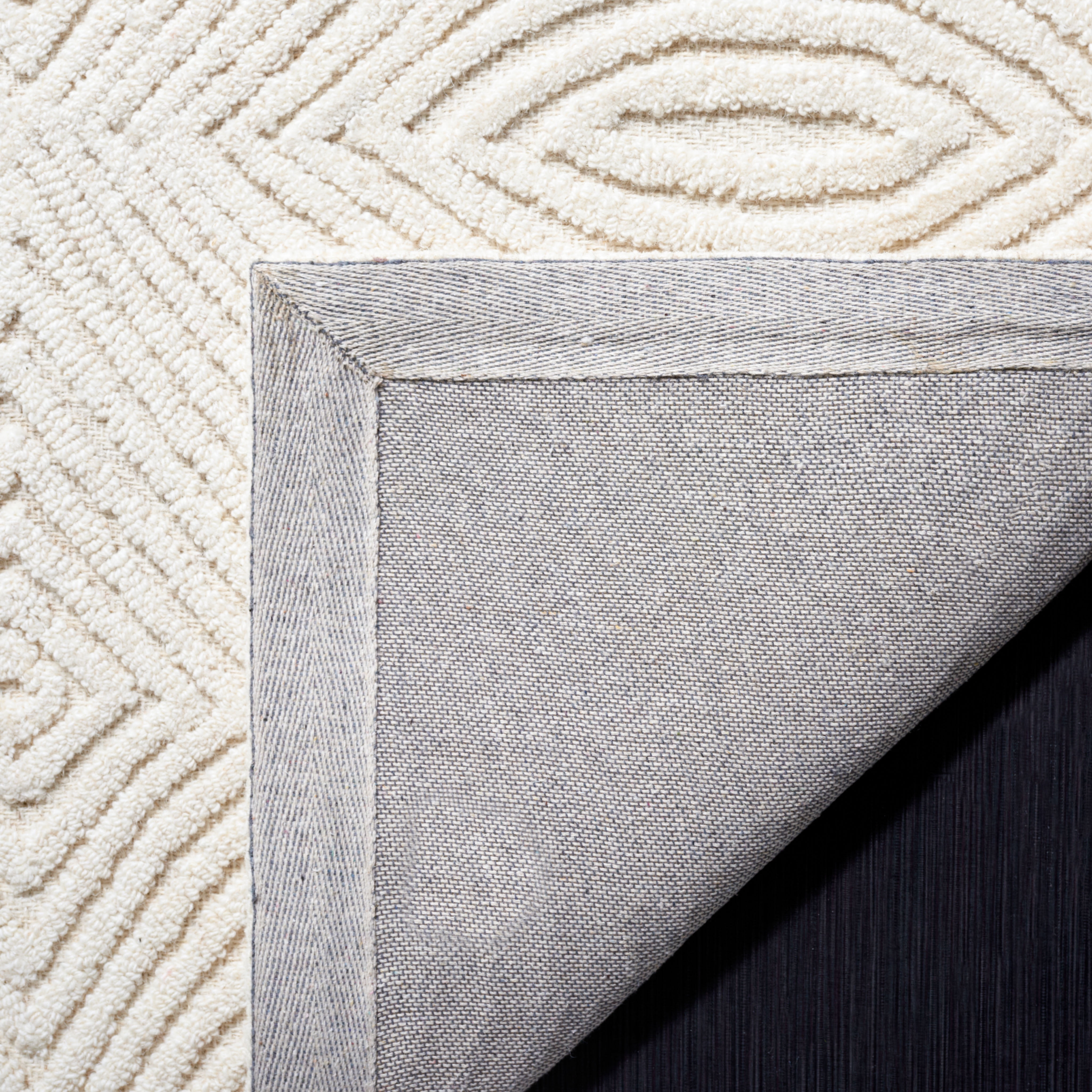 SAFAVIEH Textural Rose Geometric Area Rug, Ivory, 4' x 6'