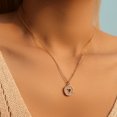 thumbnail image 1 of Xiao Hua Collar con colgante hecho a mano, ideal para hombres y mujeres, con colgante redondo de marca y cadena de corazón con circonita (blanco)., 1 of 2