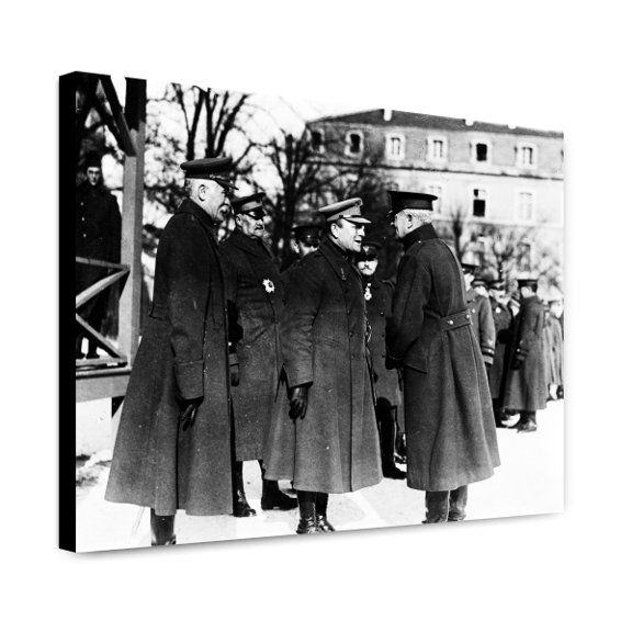 Canvas Print: General Pershing Chatting With Officers, circa 1915