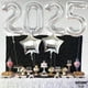 thumbnail image 4 of Globo KatChon 2025 plateado de 40 pulgadas con globos plateados en forma de estrella, 4 of 9