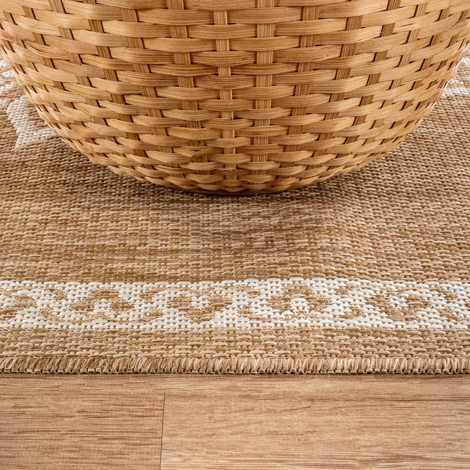 HJTER Outdoor Rug 5x7 Medallion Natural Modern Area Rugs for Indoor and Outdoor Patios Kitchen and Hallway Mats Washable Porch Deck Outside Carpet (Medallion Natural 5 x 7)