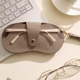 thumbnail image 4 of Estuche portátil colgante para gafas de sol con correa para la muñeca – Estuche para gafas de piel sintética con cierre a presión, soporte protector para gafas de sol y de lectura, ideal para, 4 of 6