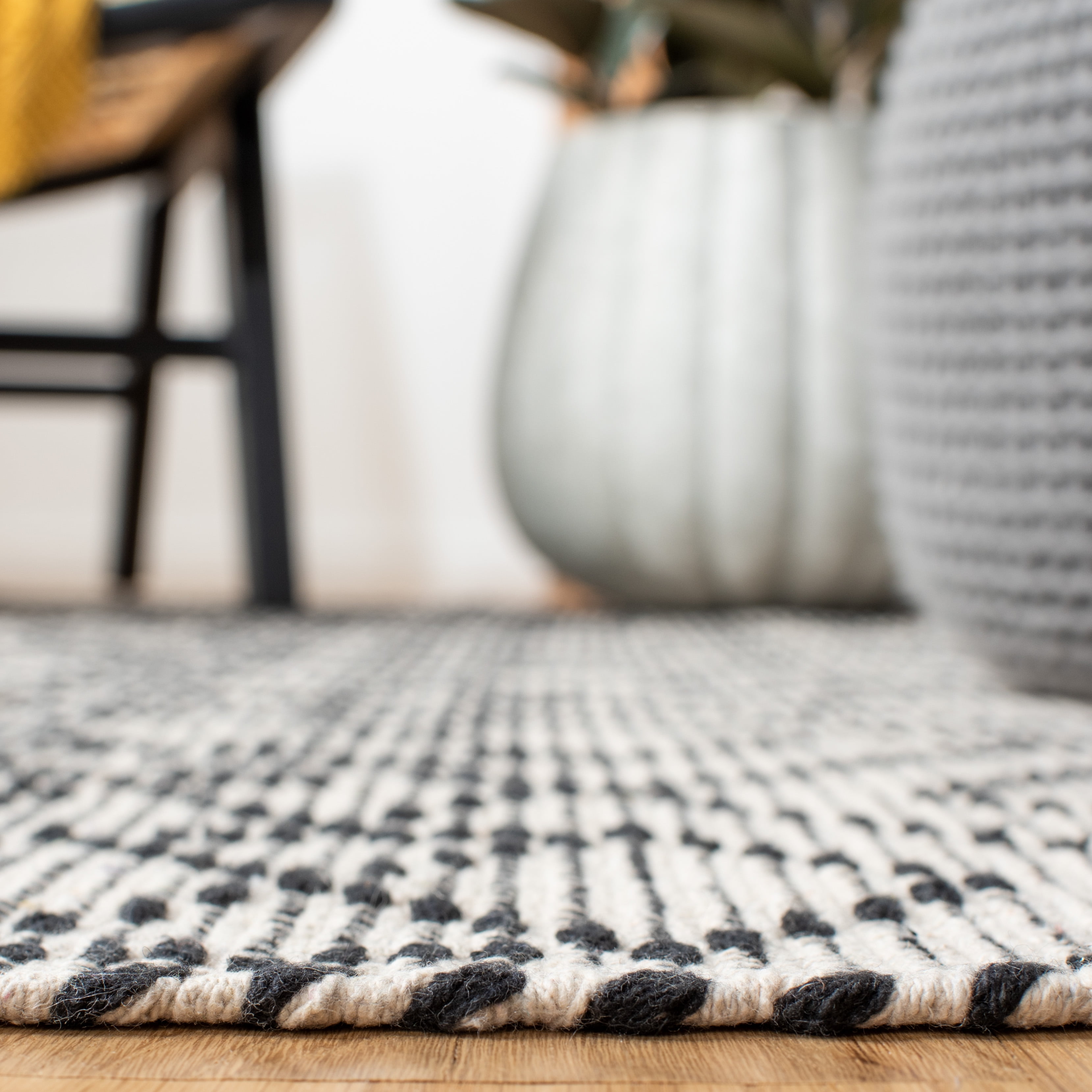 SAFAVIEH Montauk Lars Geometric Cotton Area Rug, Black/Beige, 3' x 5'