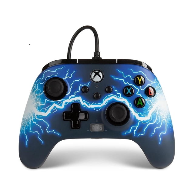 control alámbrico power a xbox series arc lightning multicolor, vista frontal centrada con cable USB de 3 m conectado, carcasa azul con estampado de rayos eléctricos blancos y azules, botones A/B/X/Y visibles, dos sticks análogos, cruceta metálica, botón Xbox superior y pad direccional metálico; detalle de agarre con textura de diamante al reverso según especificaciones. Compatible con Xbox Series X|S; a menudo se usa también para sesiones de juego en PC y transporte en estuches compactos.