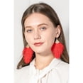 thumbnail image 2 of UN IMPRESCINDIBLE DE LA MODA: haga una declaración con nuestros elegantes aretes de plumas con flecos., 2 of 5