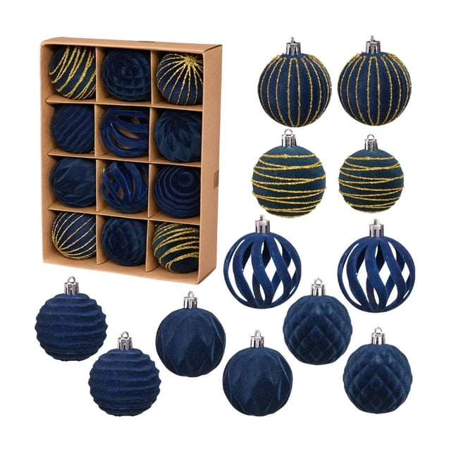 12 bolas navideñas de terciopelo con acabado dorado y alambre, juego de 12 piezas en azul marino; caja organizadora visible y 12 esferas desplegadas en vista frontal con texturas variadas: franjas acolchadas, rombos tallados, espiral abierta y líneas doradas; cada bola lleva capuchón plateado y cordón, diámetro aprox. 6 cm, aptas para colgar en árbol y decoraciones interiores y exteriores; también se usan a menudo para decorar centros de mesa y arreglos festivos.