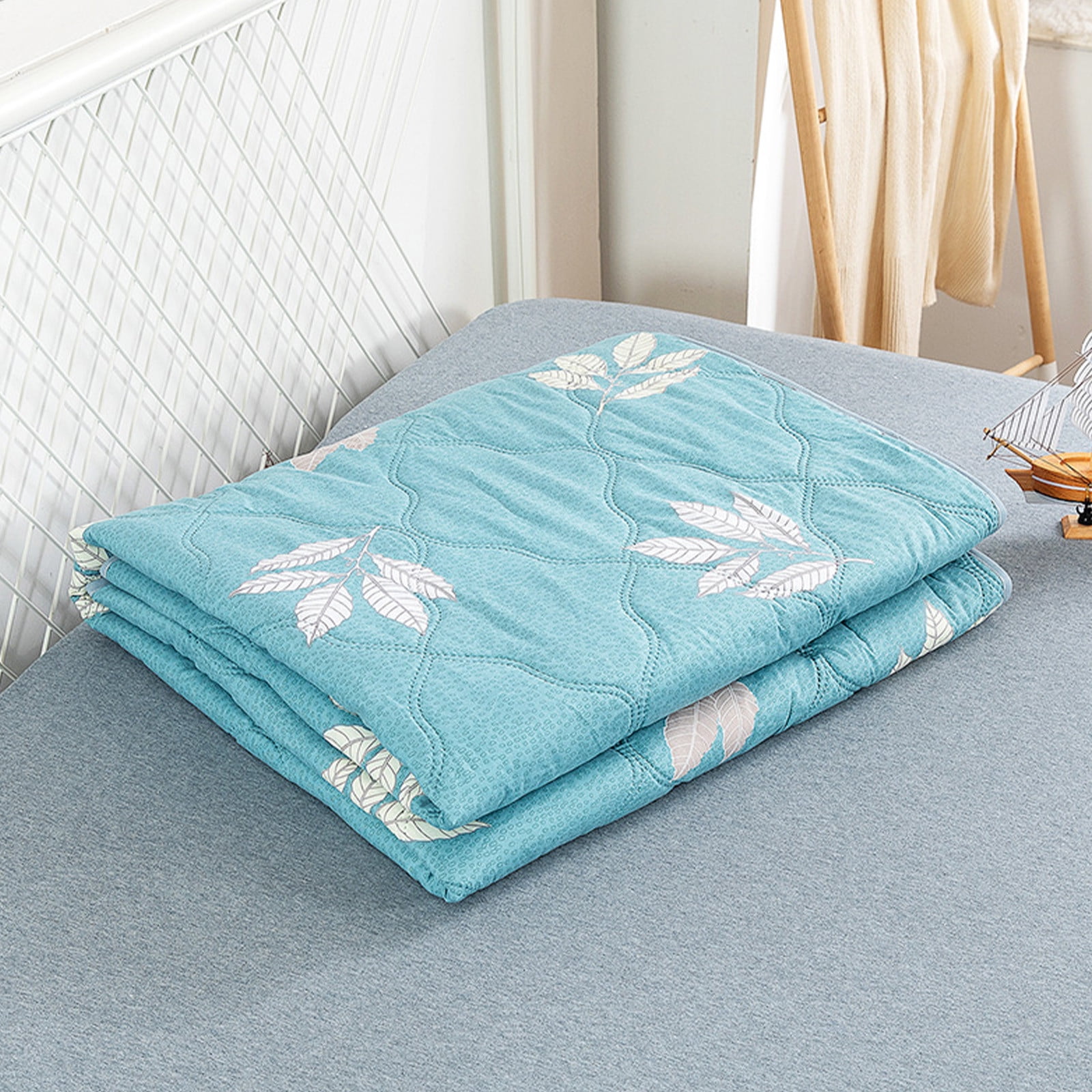 Qocolhg Quilt Twin/Queen Size - Summer Conditioning Quilt, Oversized Bedding Soft Coverlet Quilts Queen Size, Machine Washable Lightweight Cotton Quilt for All Season (Light blue)