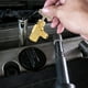 thumbnail image 3 of Abridor de latas de refrigerante R134a, válvula dispensadora SAE con autosellado para manguera de carga, 3 of 7