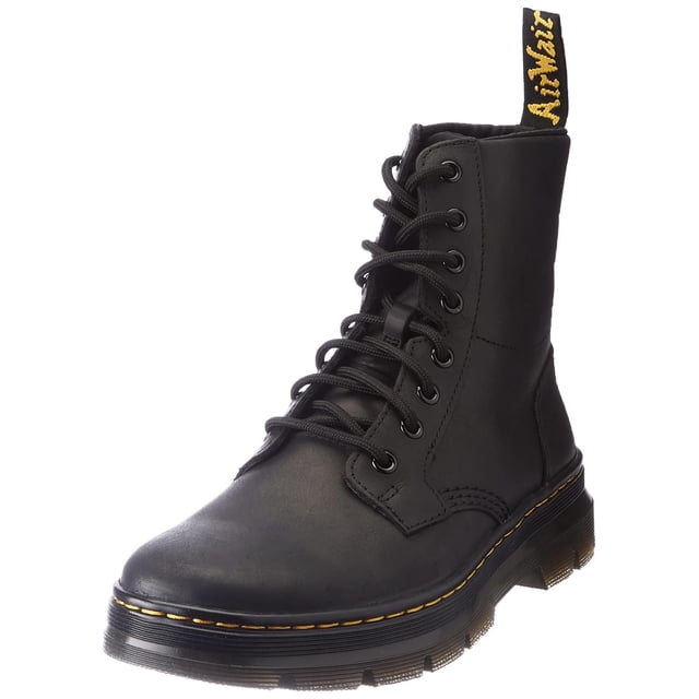 bota de moda dr. martens black wyoming para hombre y mujer bota alta unisex en cuero Black Wyoming con 8 ojales y cordones frontales, costuras amarillas visibles en la entresuela, pull tab AirWair en talón y borde acanalado, vista 3/4 frontal sobre fondo blanco; a menudo usada como bota urbana para diario.