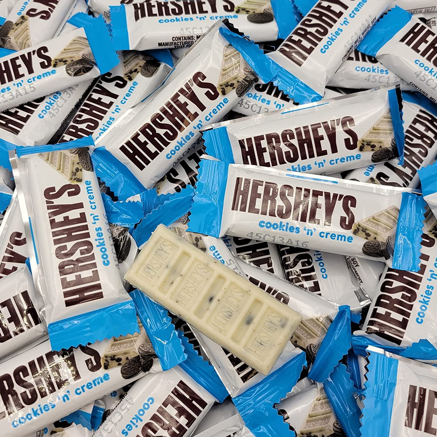 Hersheys Cookies n Creme Candy - Snack Size - Chocolate Cookie Bits Coated in Smooth White Creme - Individually Wrapped - Bulk Pack 4 Pound