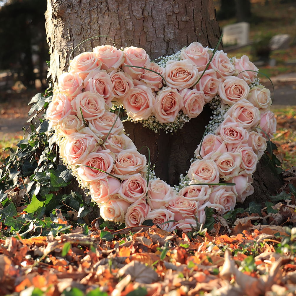 WEUVEB Heart Shaped Floral Holder Plastic Green for Wedding and Home Use with Suction Cups 2Pcs