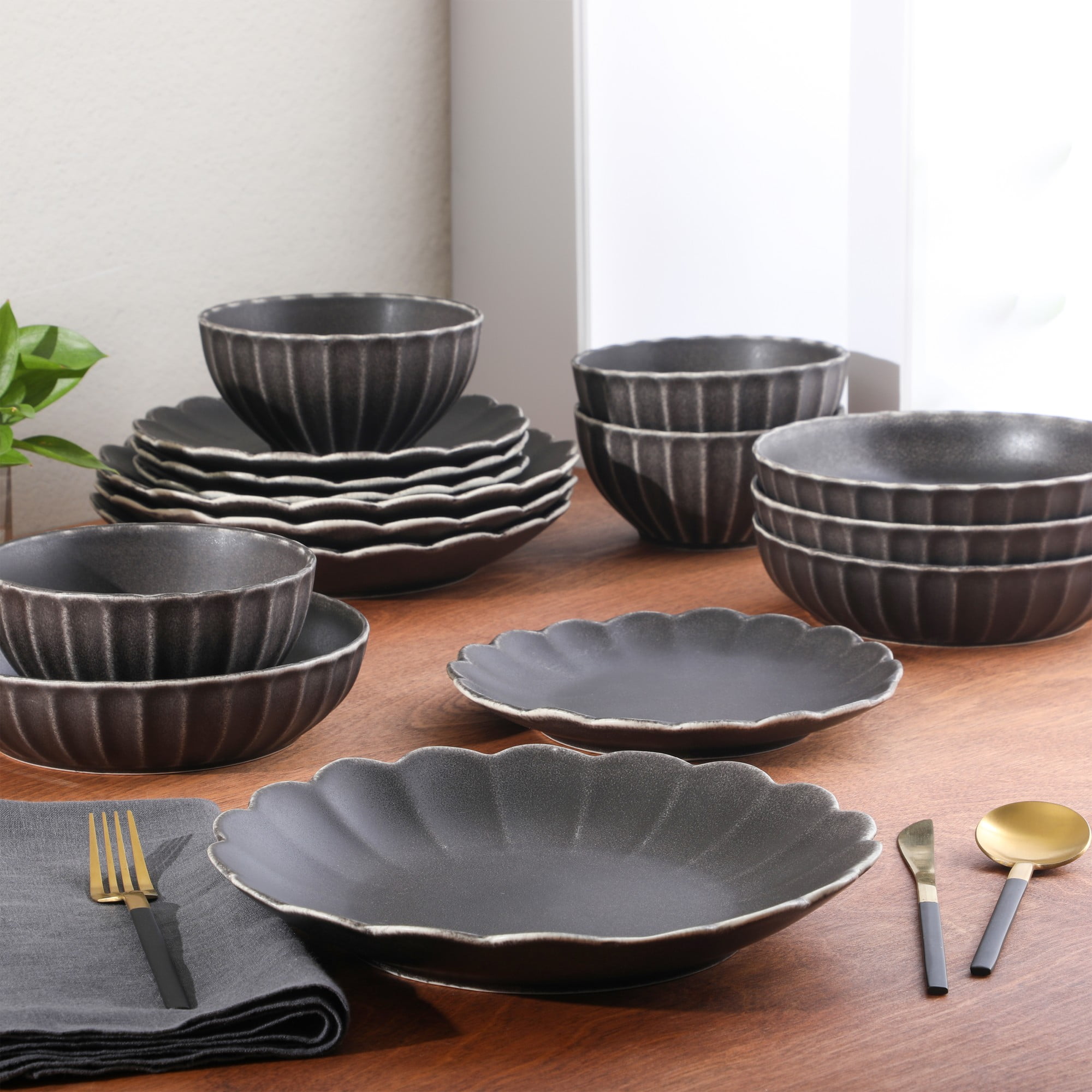 Gibson Elite Malibu Shore 16 Piece Scallop Stoneware Reactive Glaze (Service for 4) Ceramic Plates and Bowls Dinnerware Set - Black