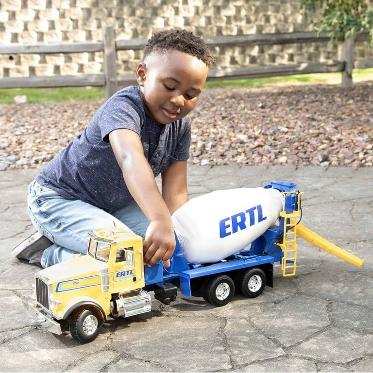 ERTL 1/16 Big Farm Yellow & Blue Peterbilt Model 367 Cement Mixer 