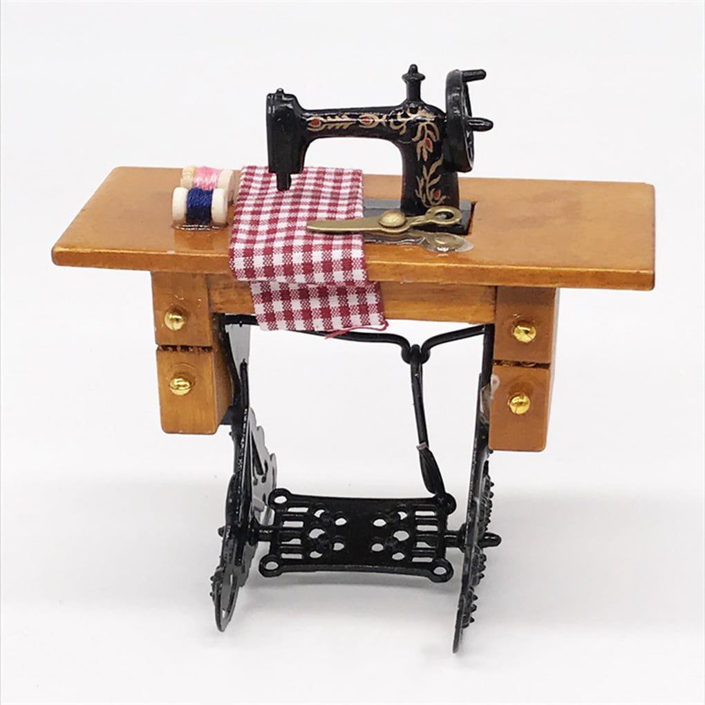 1/12 Dollhouse Miniature Sewing Machine with Scissors Thread Cloth ^P