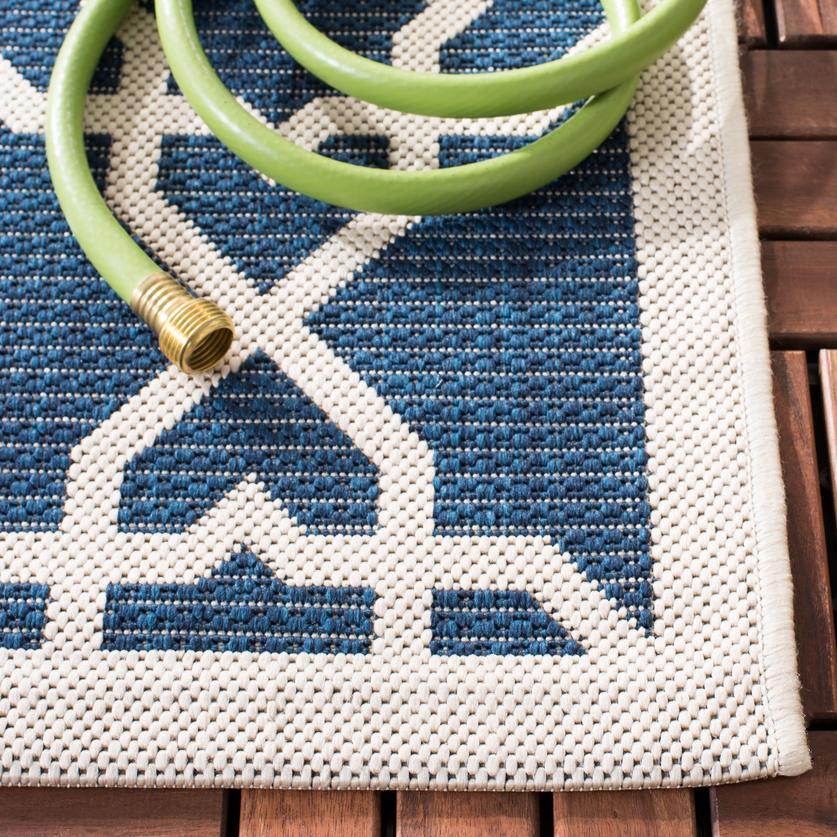 SAFAVIEH Courtyard Carol Geometric Indoor/Outdoor Area Rug, 6'7" x 9'6", Navy/Beige