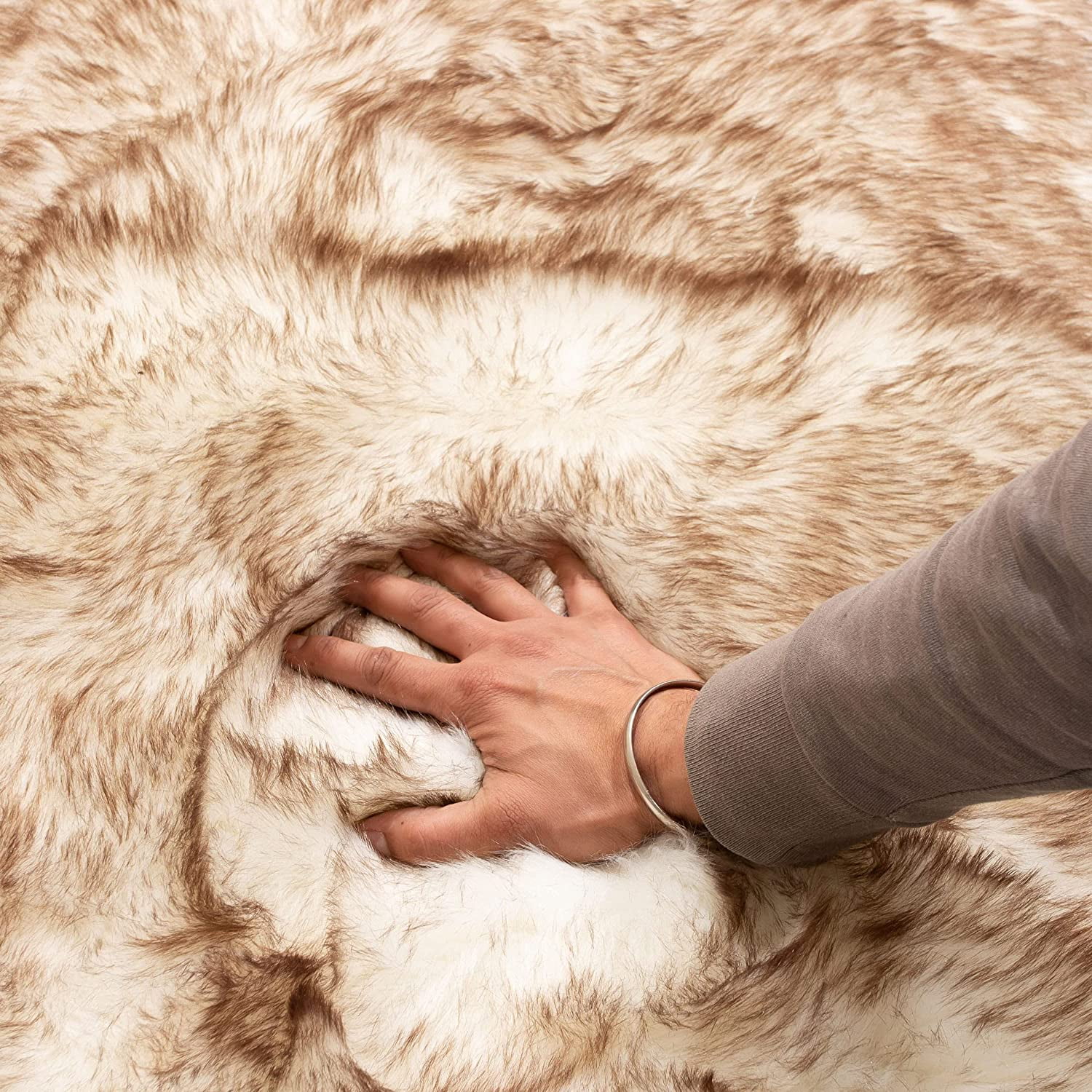 Sanmadrola Faux Fur Rug, Fluffy Soft Faux Fox Fur Area Rugs for Bedroom Livingroom Kids Room Decor, Shaggy Fur Rugs Anti-Skid 2x6 Faux Sheepskin White with Brown