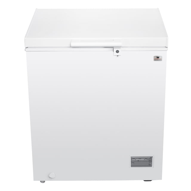 white westinghouse congelador 5 pies 145 l wwccf05145lhwsd ruedas condensador interno control dual de temperatura canastilla interior cerradura con llave manija exterior. Vista frontal centrada del congelador horizontal blanco White‑Westinghouse WWCCF05145LHWSD; tapa plana con manija exterior y cerradura con llave en el borde, emblema de la marca en la esquina superior derecha, panel de control y orificio de desagüe en la base y ruedas discretas. Incluye canastilla interior y luz para organización; control dual permite usarlo como congelador o refrigerador. También es adecuado para almacenar bebidas en eventos o en espacios pequeños.