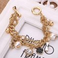 thumbnail image 4 of Pulsera con dijes inspirada en cadena en tono dorado para mujer, 4 of 5
